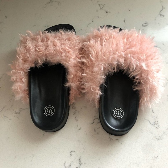 URBAN Outfitters NEW Blush Pink Faux Fur Comfy Contoured Slides Size 6 - Picture 4 of 7